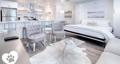 Chic Seagrove Condo, Pet Friendly 🐶 2min Walk to Beach w/Pool!