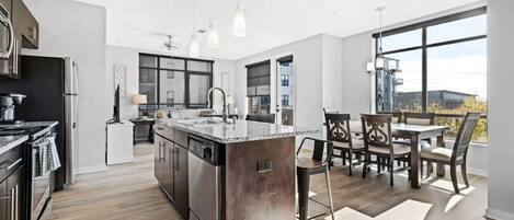 Réfrigérateur, micro-ondes, four, plaque de cuisson