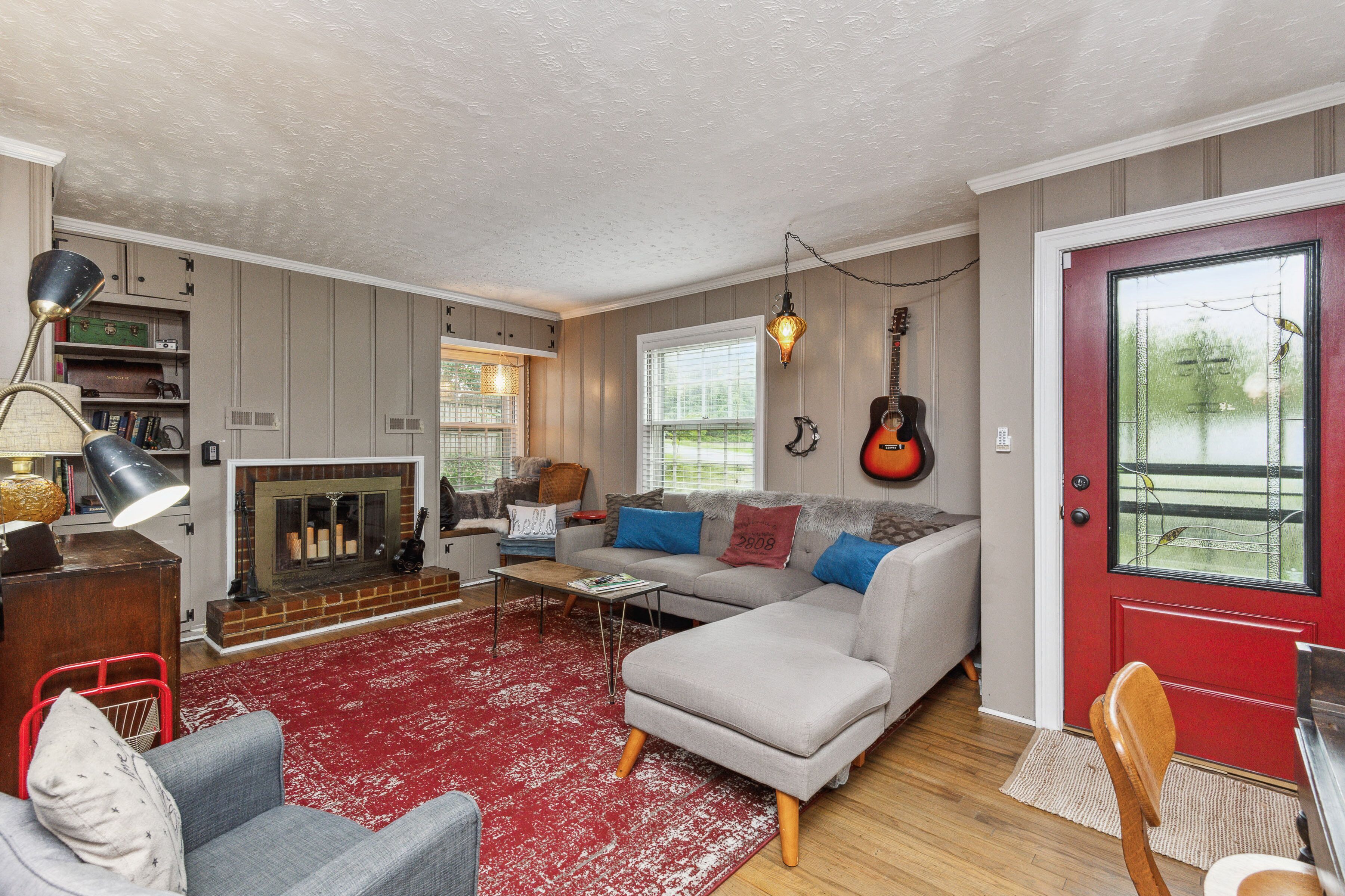 Smart-tv, een dvd-speler, boeken en slimme speakers