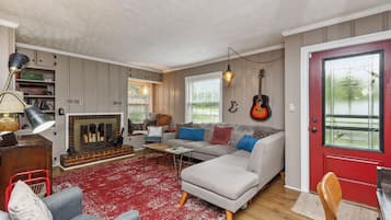 Smart-tv, een dvd-speler, boeken en slimme speakers