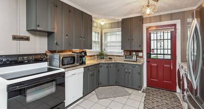 COZY COTTAGE with thoughtful touches close to the AIRPORT, DOWNTOWN, & OPRY