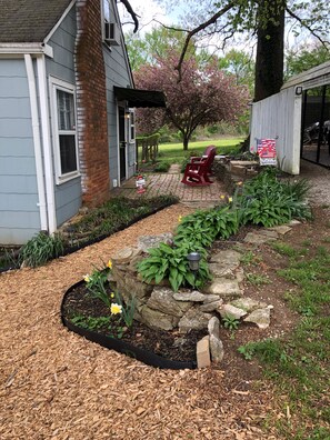 Property grounds - COZY COTTAGE with thoughtful touches close to the AIRPORT, DOWNTOWN, & OPRY (Nashville)