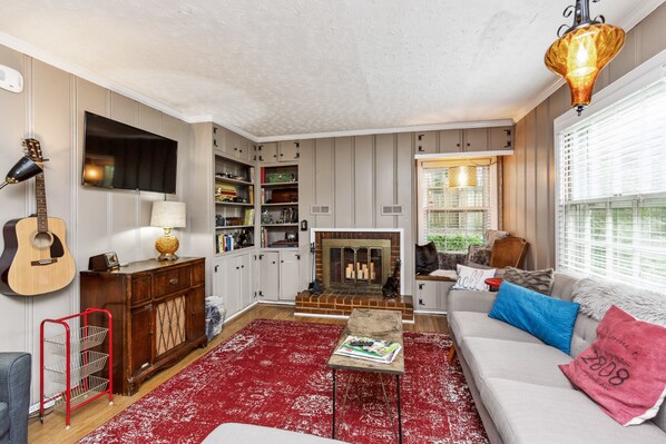 Smart TV, DVD player, books, smart speakers - COZY COTTAGE with thoughtful touches close to the AIRPORT, DOWNTOWN, & OPRY (Nashville)