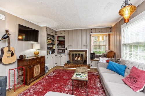 COZY COTTAGE with thoughtful touches close to the AIRPORT, DOWNTOWN, & OPRY