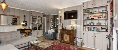 Smart TV, reproductor de DVD, libros, parlantes smart