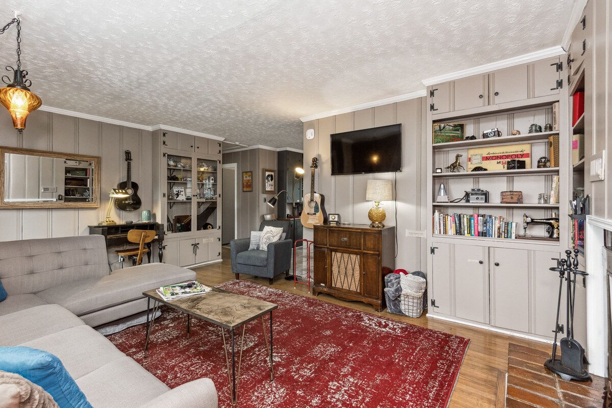 COZY COTTAGE with thoughtful touches close to the AIRPORT, DOWNTOWN, & OPRY