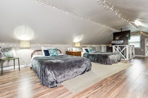 3 bedrooms, desk, iron/ironing board, travel crib - COZY COTTAGE with thoughtful touches close to the AIRPORT, DOWNTOWN, & OPRY (Nashville)