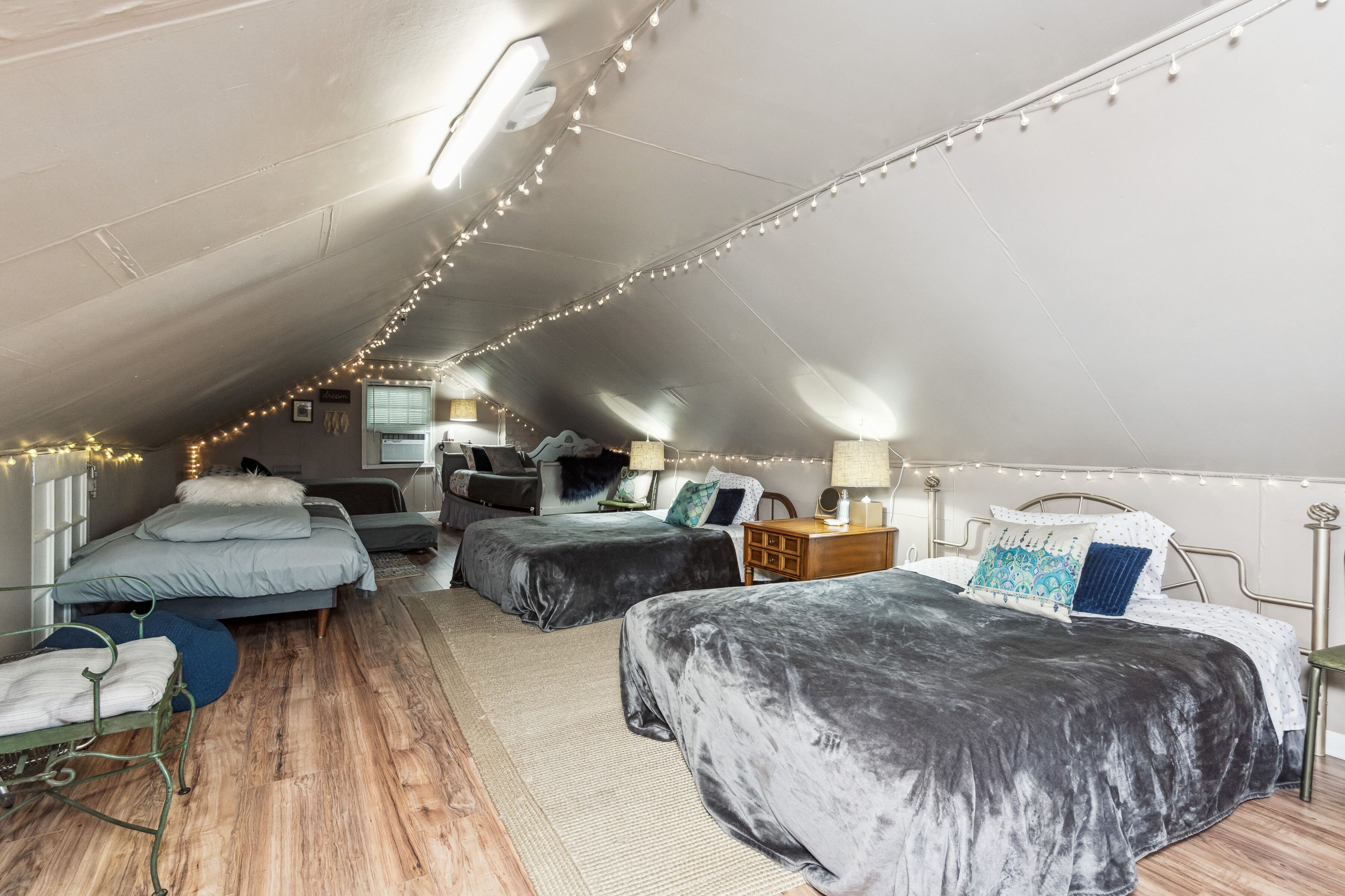 3 quartos, escrivaninha, ferros/tábuas de passar roupa, berço de viagem