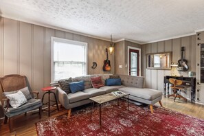 Smart TV, DVD player, books, smart speakers - COZY COTTAGE with thoughtful touches close to the AIRPORT, DOWNTOWN, & OPRY (Nashville)