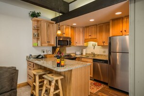 Full-sized fridge, microwave, oven, stovetop