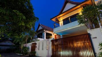 Fachada da propriedade à noite