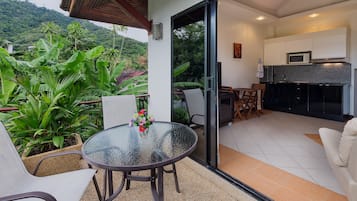 Deluxe-Apartment, 1 King-Bett, Balkon, Poolseite | Balkon