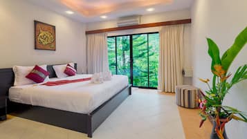 Deluxe-Apartment, 1 King-Bett, Balkon, Poolseite | 1 Schlafzimmer, Zimmersafe, Schreibtisch, kostenloses WLAN