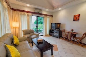 Lägenhet Deluxe - 1 kingsize-säng - balkong - vid poolen | Vardagsrum | Platt-tv