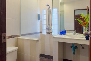 Deluxe-Apartment, 1 Schlafzimmer, Küche, Erdgeschoss | Badezimmer | Dusche, kostenlose Toilettenartikel, Haartrockner, Handtücher