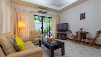 Deluxe-Apartment, 1 Schlafzimmer, Küche, Erdgeschoss | Wohnbereich | Flachbildfernseher