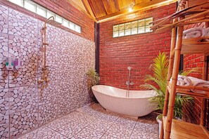 Quarto presidencial | Banheiro | Produtos de toalete grátis, chinelos, toalhas de banho, sabonete