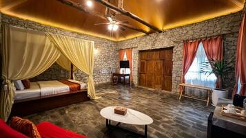 Chambre Royale, 1 très grand lit, vue jardin, côté montagne