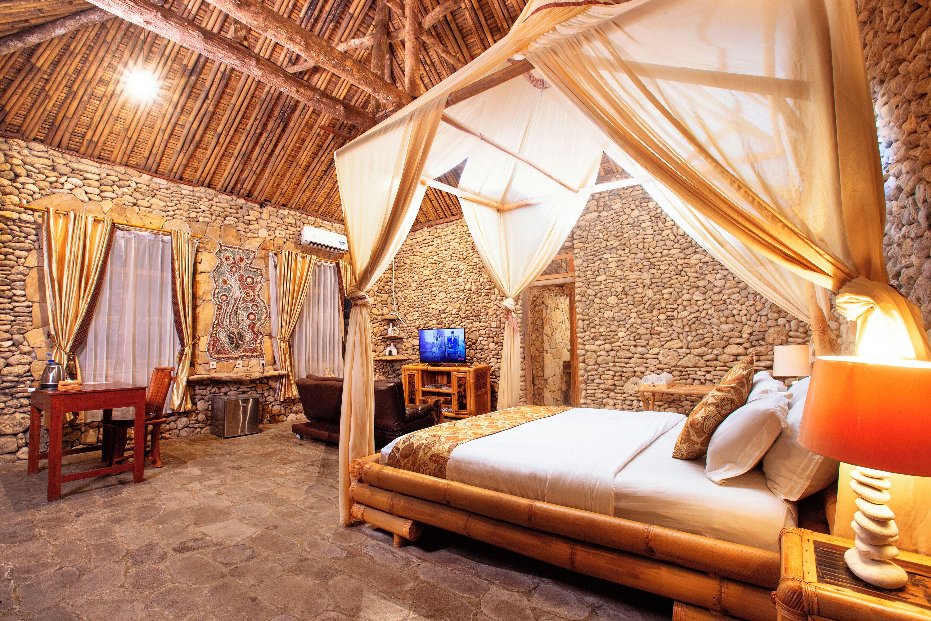 Rom – royal, 1 kingsize-seng, hageutsikt, ved fjell | Ekstrasenger (mot et tillegg), wi-fi (inkludert) og sengetøy