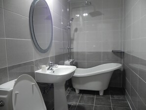 Habitación familiar (large) | Baño | Ducha, artículos de higiene personal gratuitos y secador de pelo