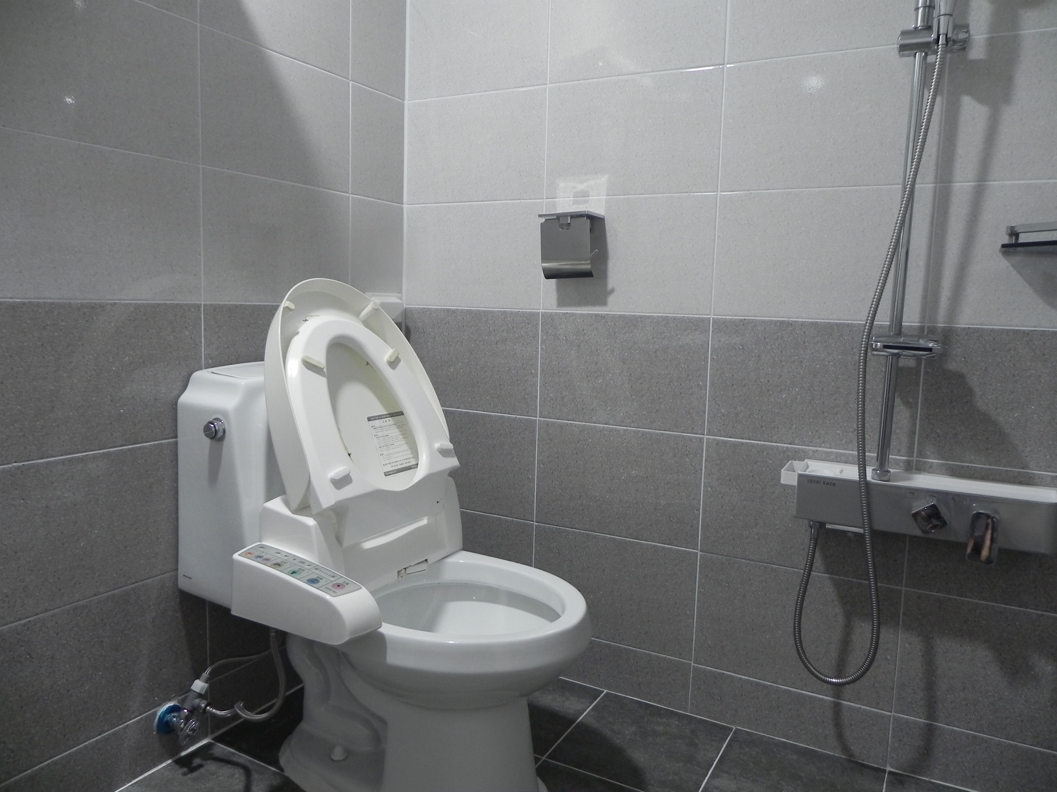 Room, Multiple Beds, Non Smoking | Bathroom
