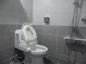 Habitación, varias camas, no fumadores | Baño | Ducha, artículos de higiene personal gratuitos y secador de pelo