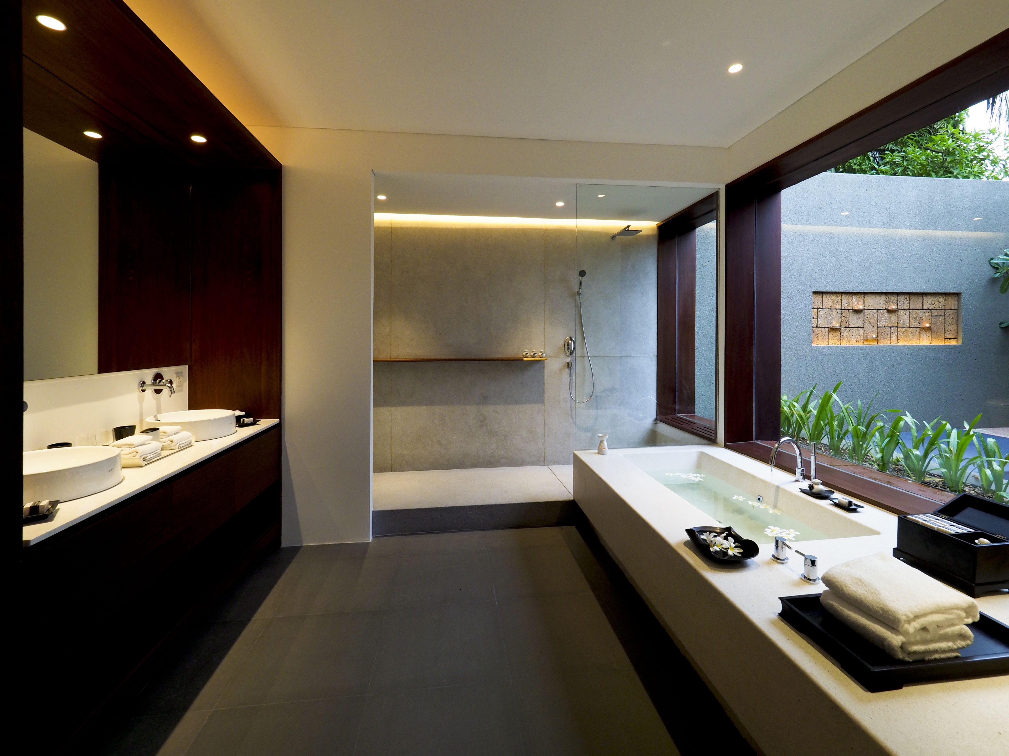 courtyard suite | bathroom | combined shower/bathtub, jetted bath, eco-friendly toiletries, bathrobes