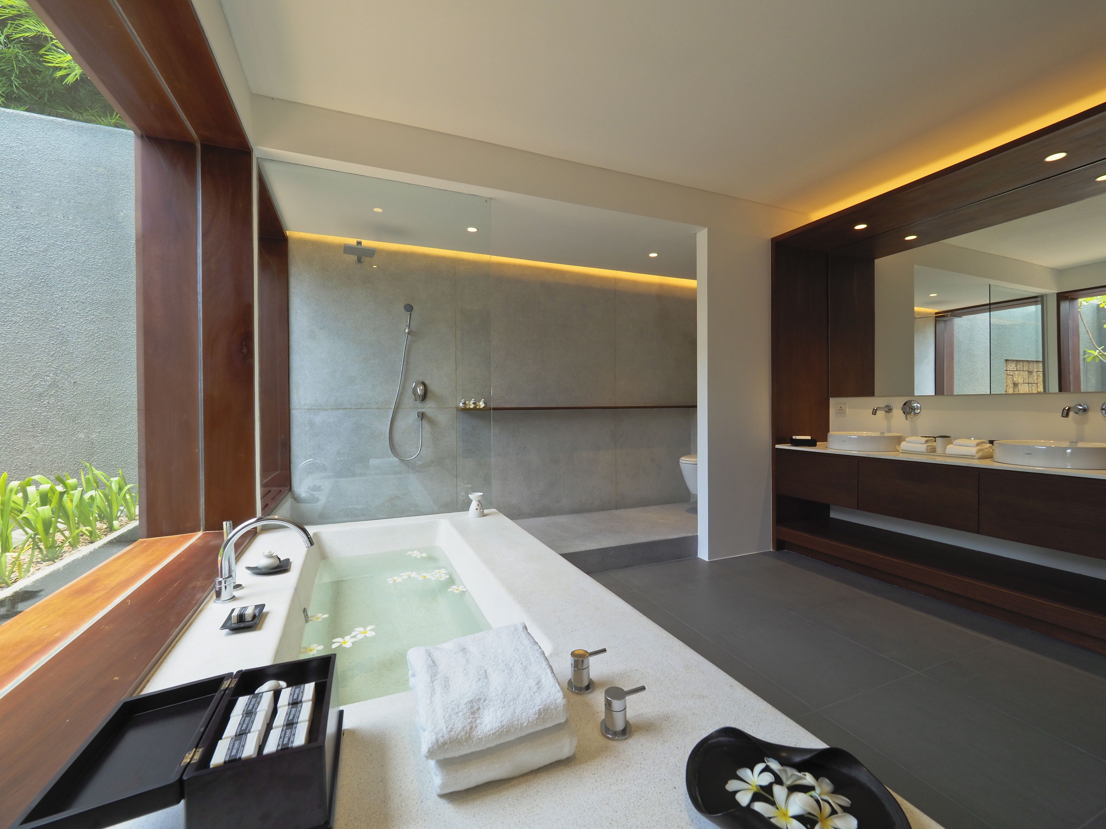 courtyard suite | bathroom | combined shower/bathtub, jetted bath, eco-friendly toiletries, bathrobes