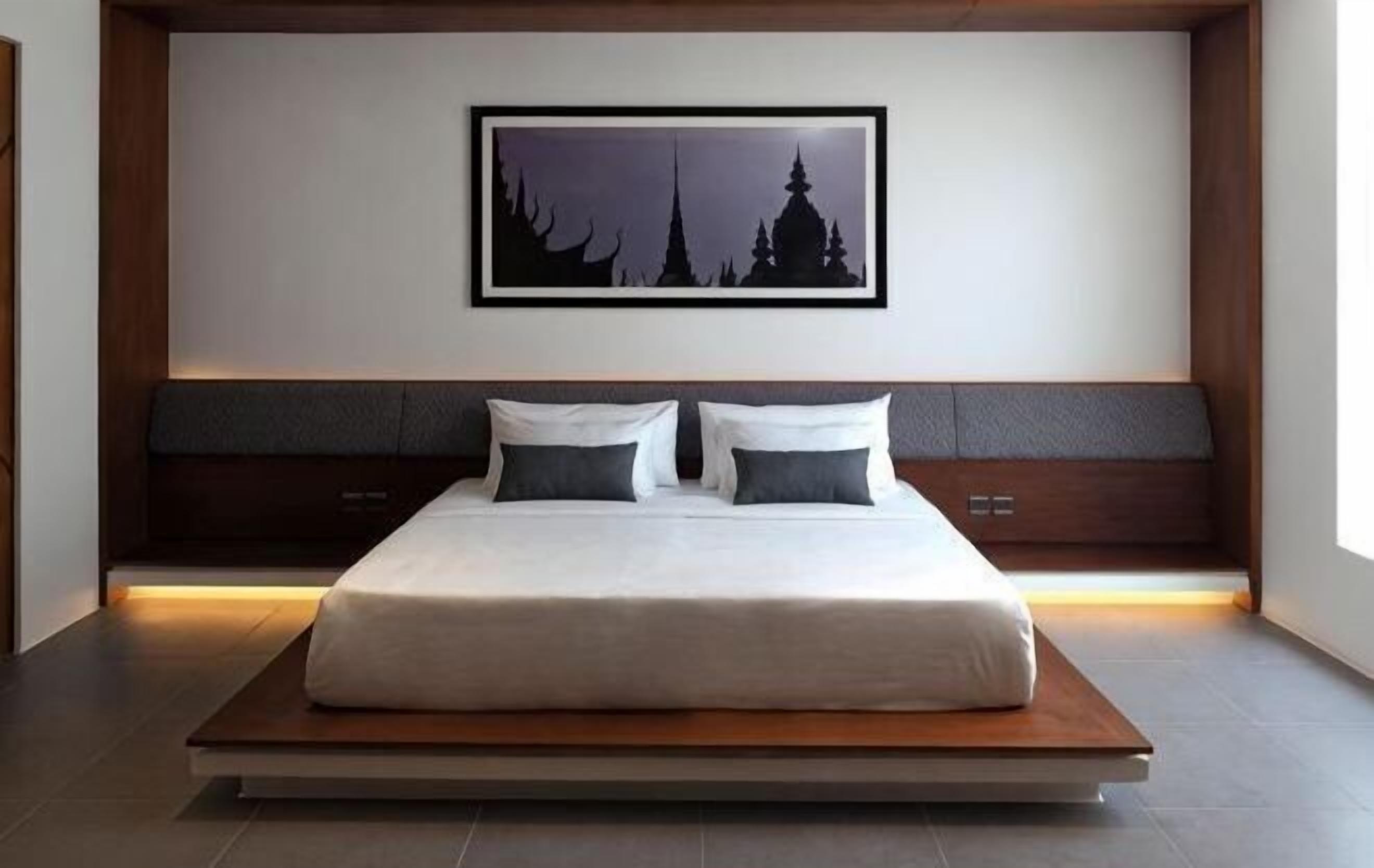 Premium bedding, pillow-top beds, minibar, in-room safe