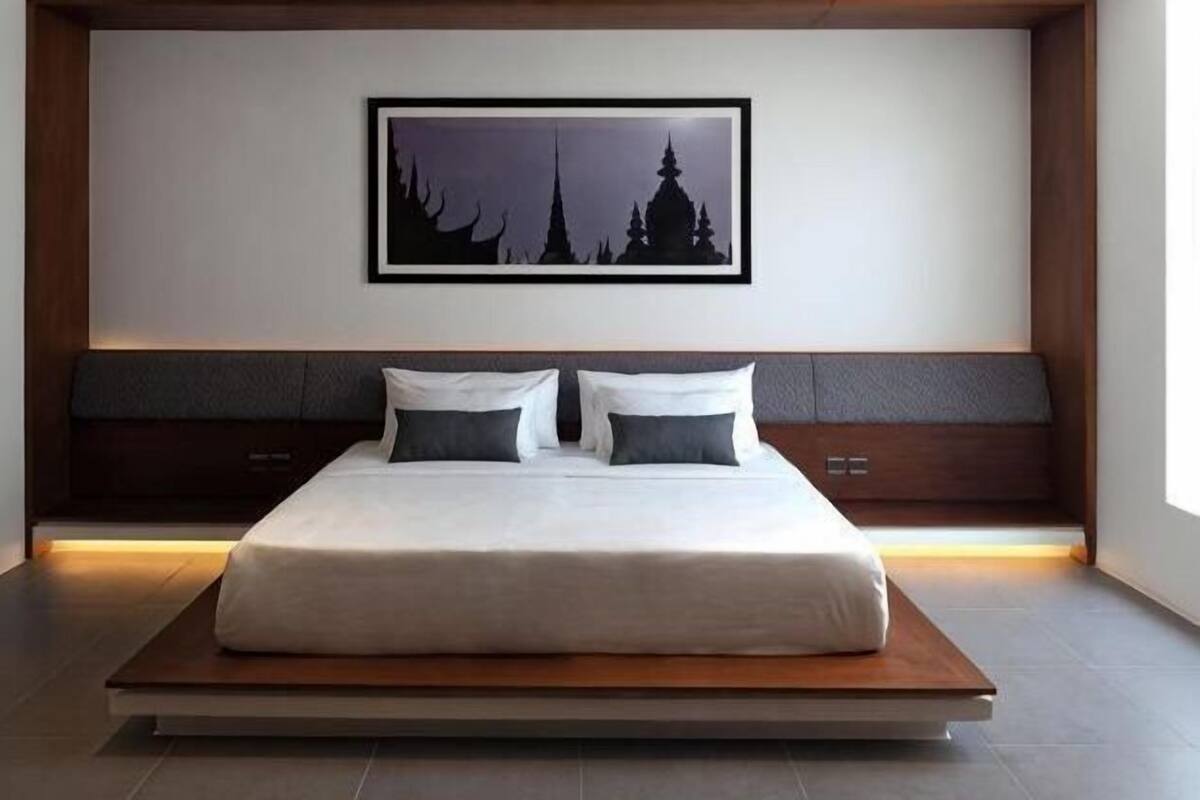 Premium bedding, pillow-top beds, minibar, in-room safe