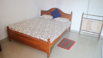 Habitación doble Deluxe, vista al jardín, junto a la playa | Escritorio, tabla de planchar con plancha y wifi gratis