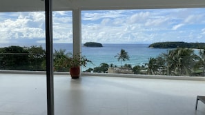 3 bedrooms, individually decorated, individually furnished, desk