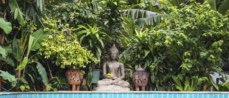 Een buitenzwembad en ligstoelen