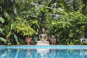 室外游泳池，提供日光浴躺椅