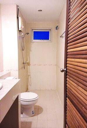 1 Bedroom Apartment | ห้องน้ำ | ฝักบัว, ผ้าเช็ดตัว