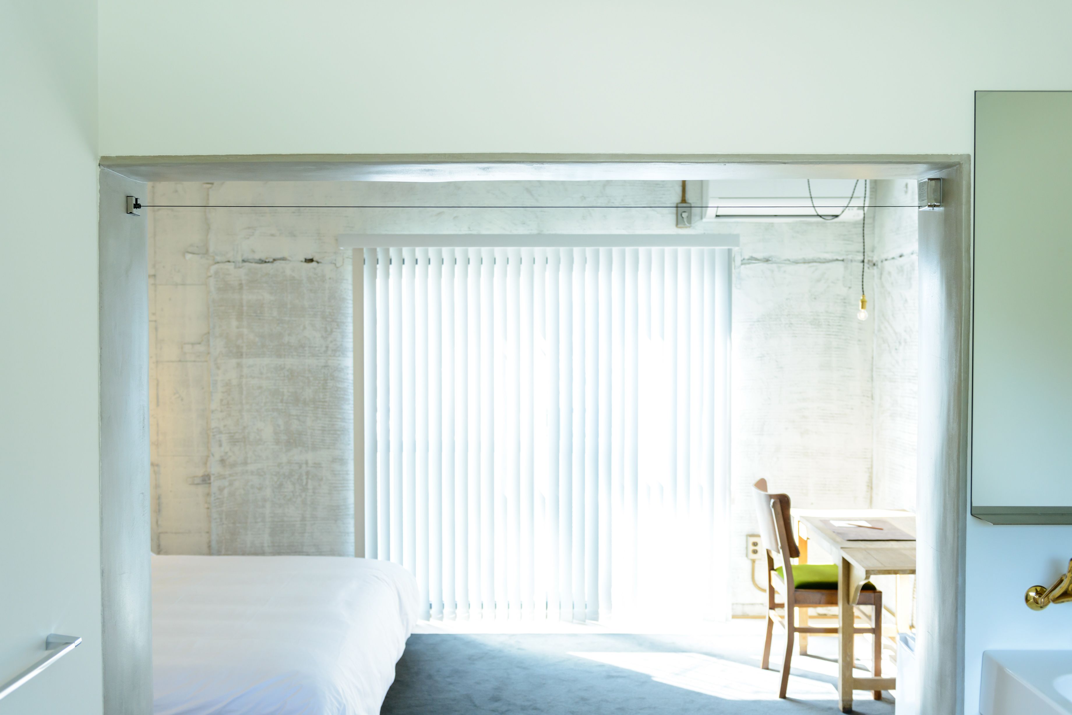 Une chambre à coucher avec un lit, un bureau et une chaise.