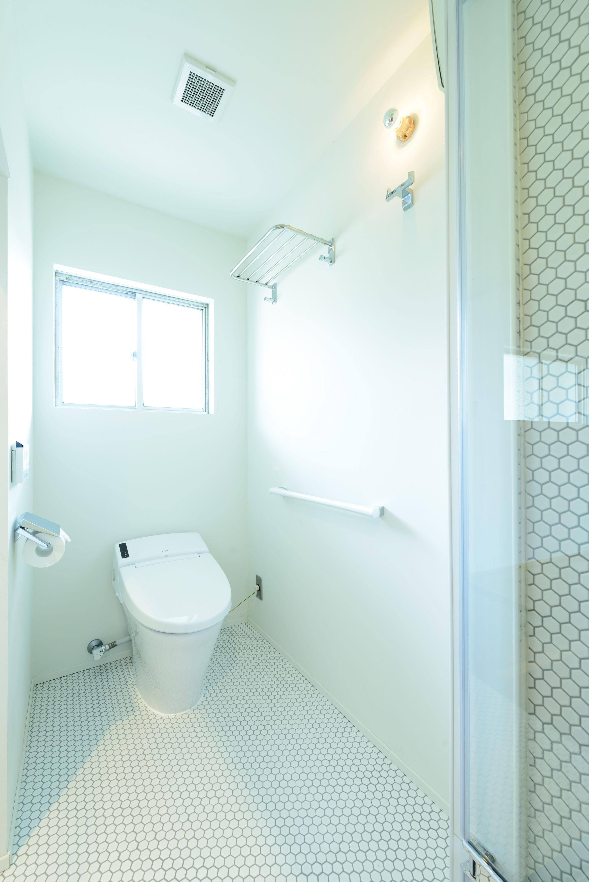 Twin Room | Bathroom | Shower, rainfall showerhead, free toiletries, hair dryer
