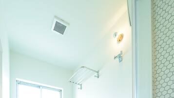 Twin Room | Bathroom | Shower, rainfall showerhead, free toiletries, hair dryer