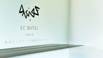 Un letrero de hotel con el nombre
