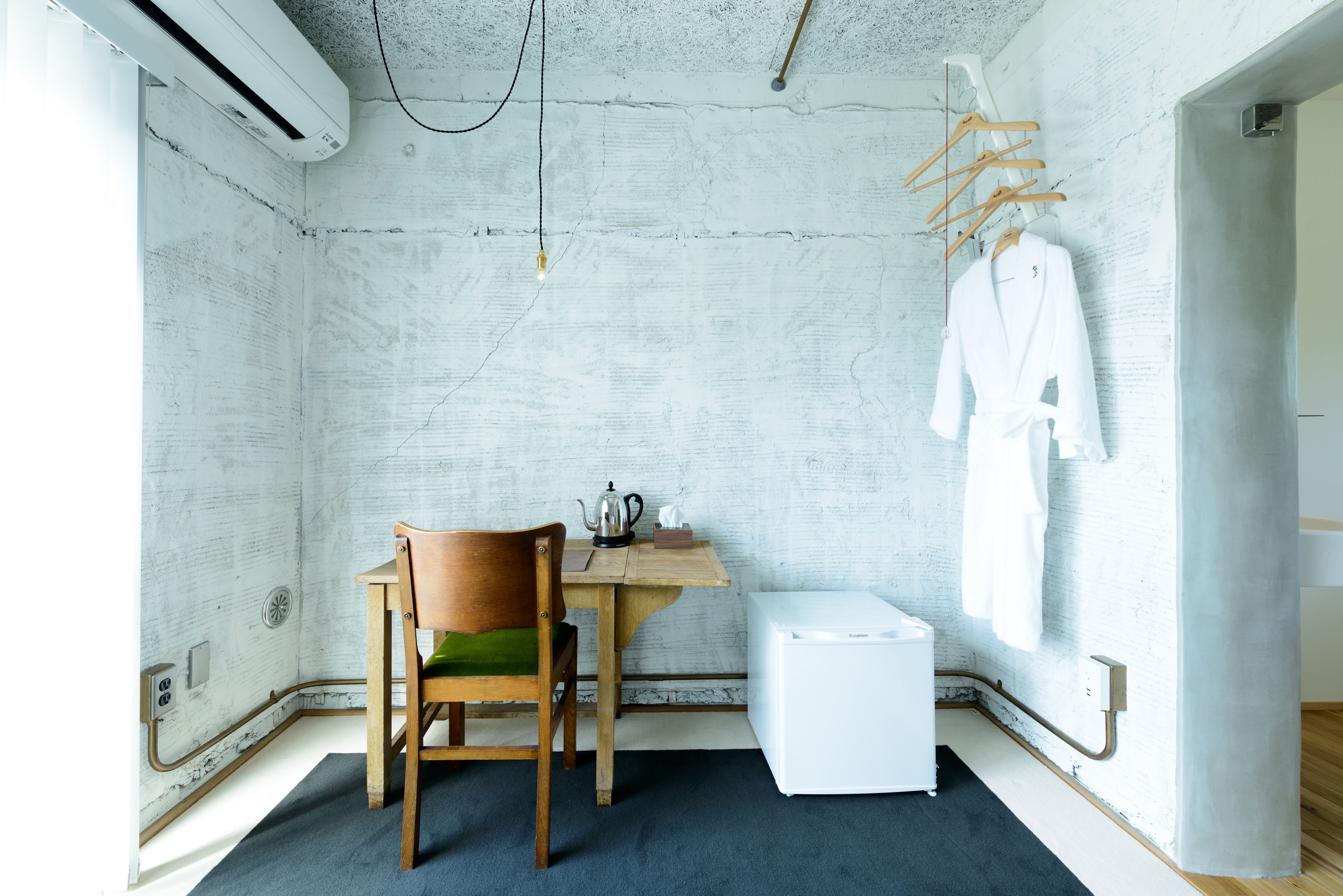 1 bedroom, individually decorated, individually furnished, desk