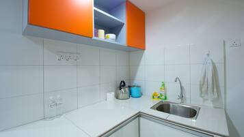 Suite | Dapur kecil peribadi | Dapur, cerek elektrik, alat memasak/pinggan mangkuk/perkakas dapur