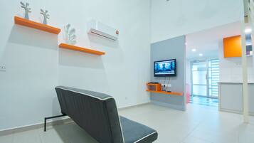 Suite | Living room | Flat-screen TV, DVD player