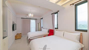 Comfort Quadruple Room | Desk, blackout drapes, soundproofing, free WiFi