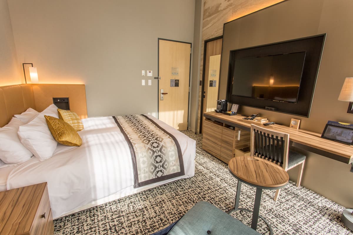 Premier tweepersoonskamer, niet-roken | Luxe beddengoed, een kluis op de kamer, een bureau