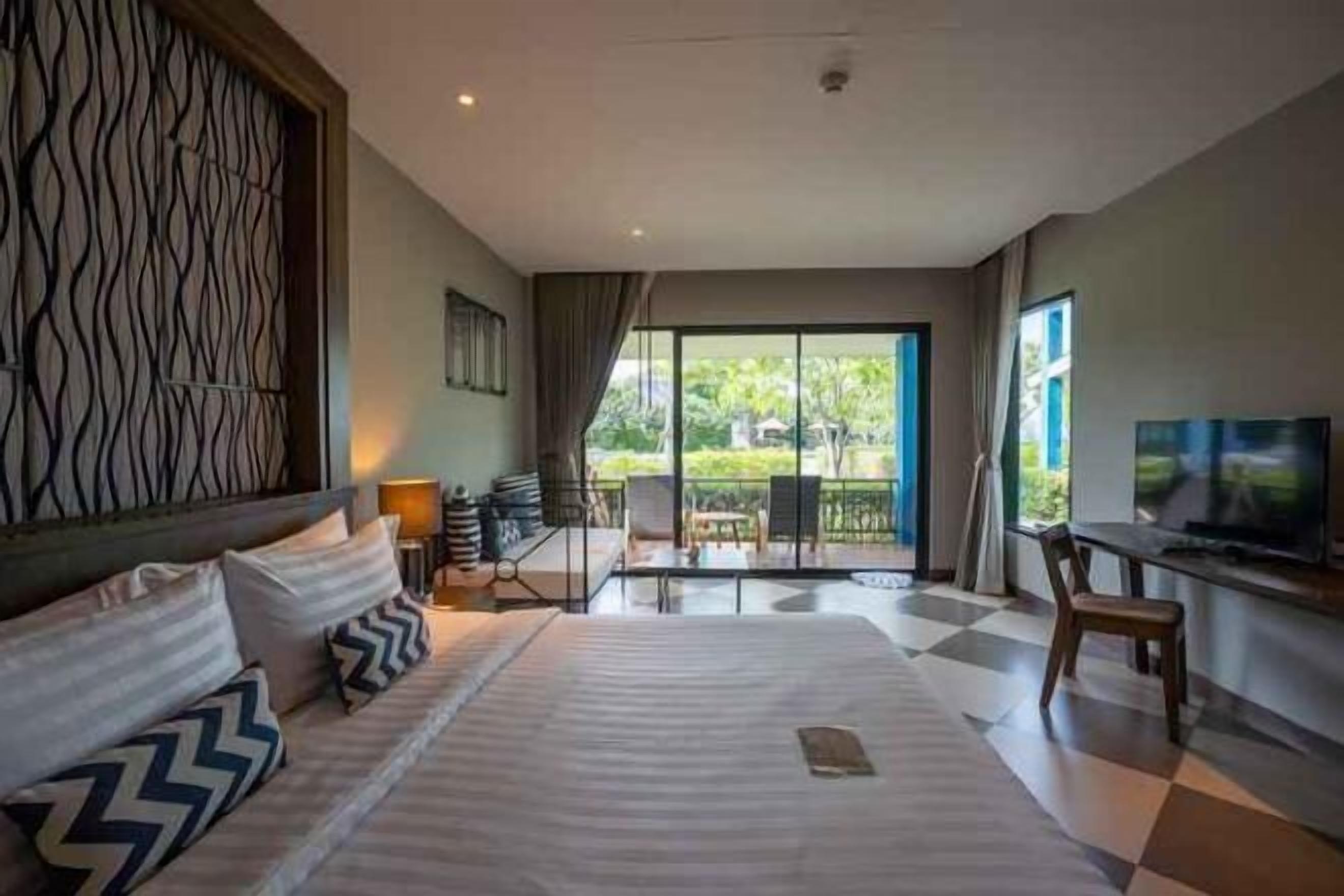 Free minibar items, in-room safe, individually decorated, desk