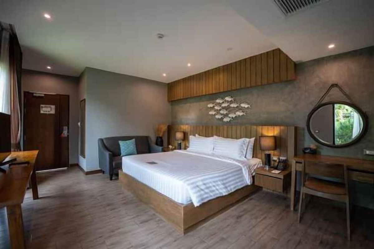 Minibar với thức ăn, đồ uống miễn phí, két bảo mật tại phòng