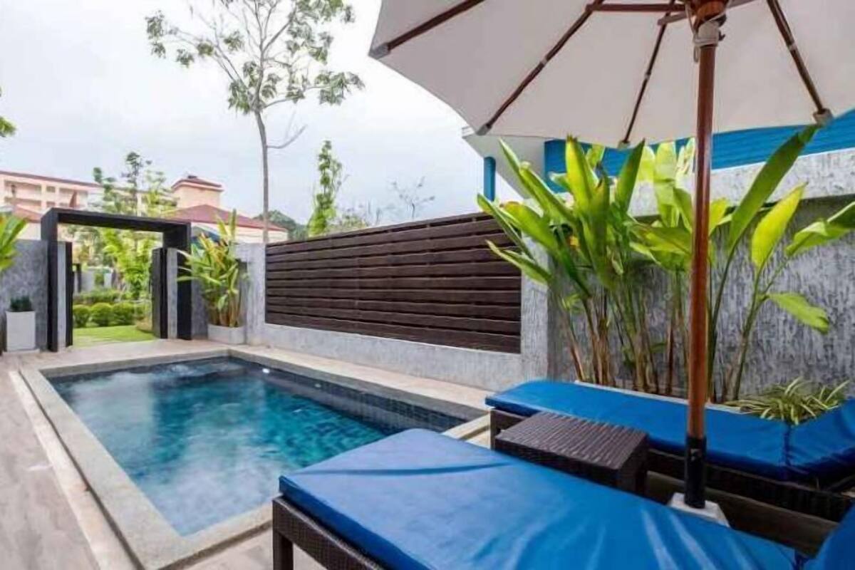 Piscina | Piscina externa, guarda-sóis, espreguiçadeiras
