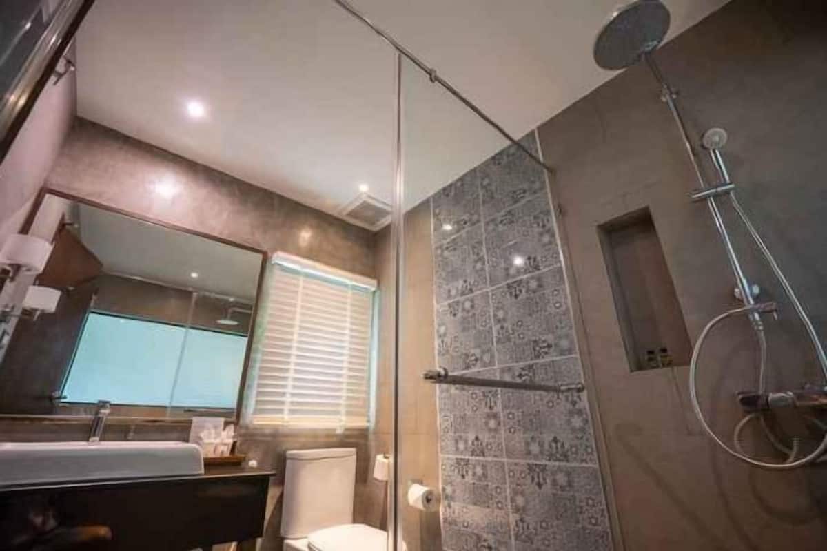 Kostenlose Toilettenartikel, Haartrockner, Bademäntel, Hausschuhe