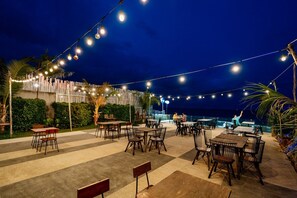 Der serveres morgenmad, frokost og internationale retter med havudsigt 