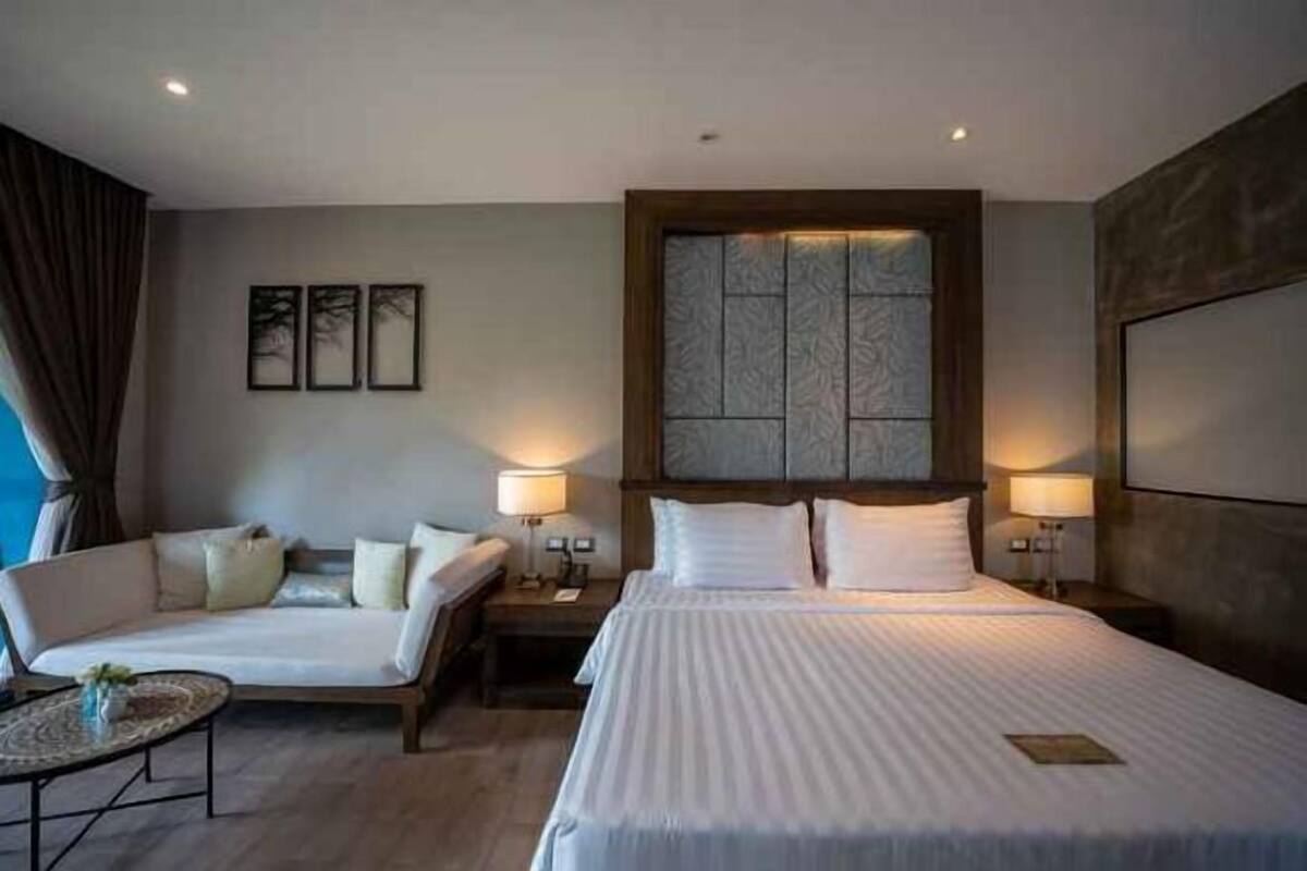 Free minibar items, in-room safe, individually decorated, desk